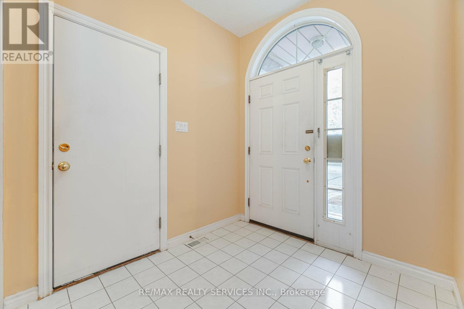 5 - 9 Ferndown Crescent, Brampton, Ontario  L6P 1C3 - Photo 5 - W12493912