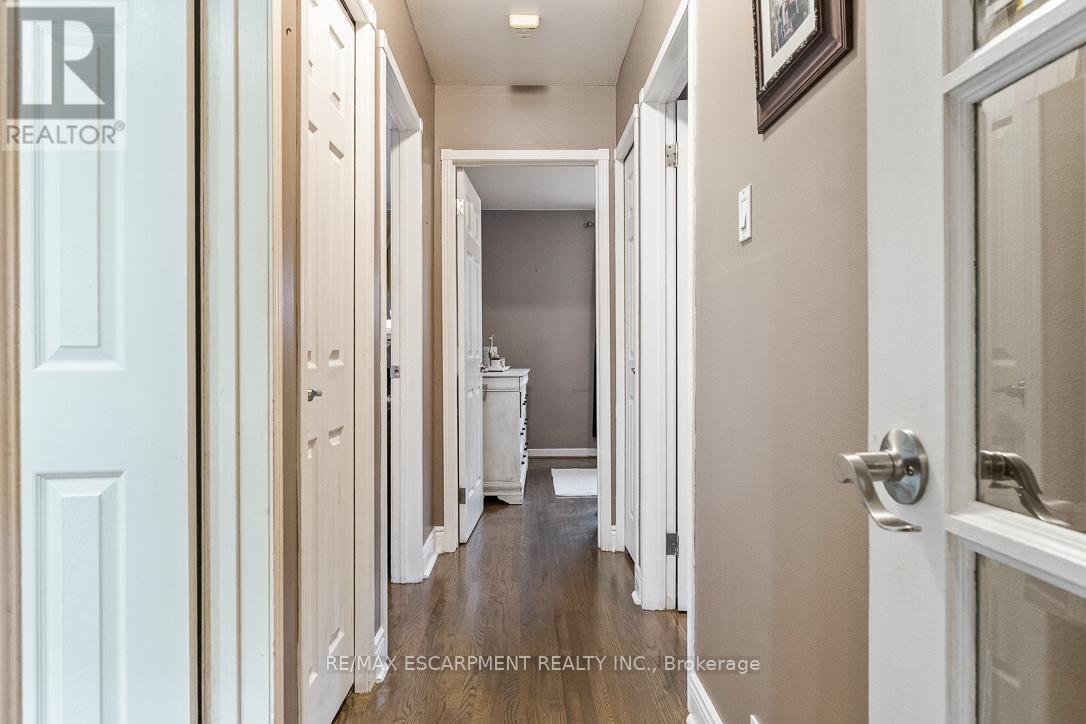 941 Stainton Drive, Mississauga, Ontario  L5C 1G2 - Photo 19 - W12493918