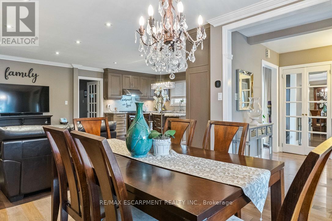 941 Stainton Drive, Mississauga, Ontario  L5C 1G2 - Photo 7 - W12493918