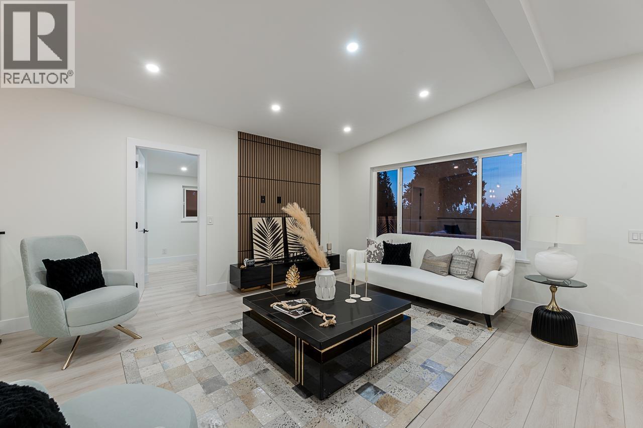 531 Greenway Avenue, North Vancouver, British Columbia  V7N 3C9 - Photo 3 - R3063471