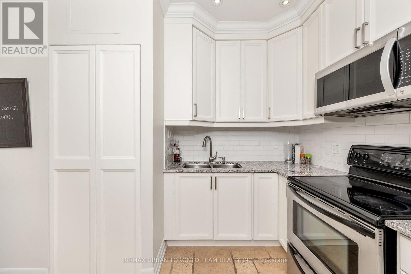 401 - 393 King Street W, Toronto, Ontario  M5V 3G8 - Photo 11 - C12494008