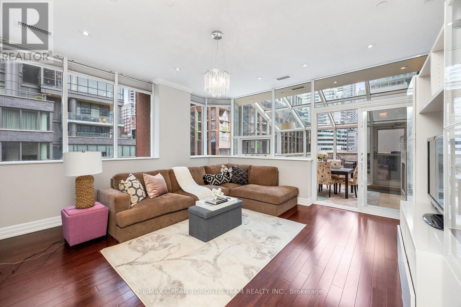 401 - 393 King Street W, Toronto, Ontario  M5V 3G8 - Photo 2 - C12494008