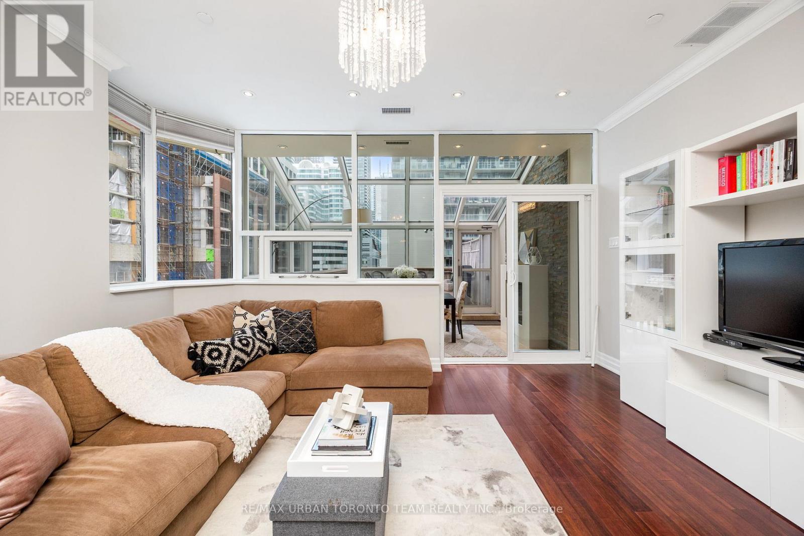 401 - 393 King Street W, Toronto, Ontario  M5V 3G8 - Photo 5 - C12494008