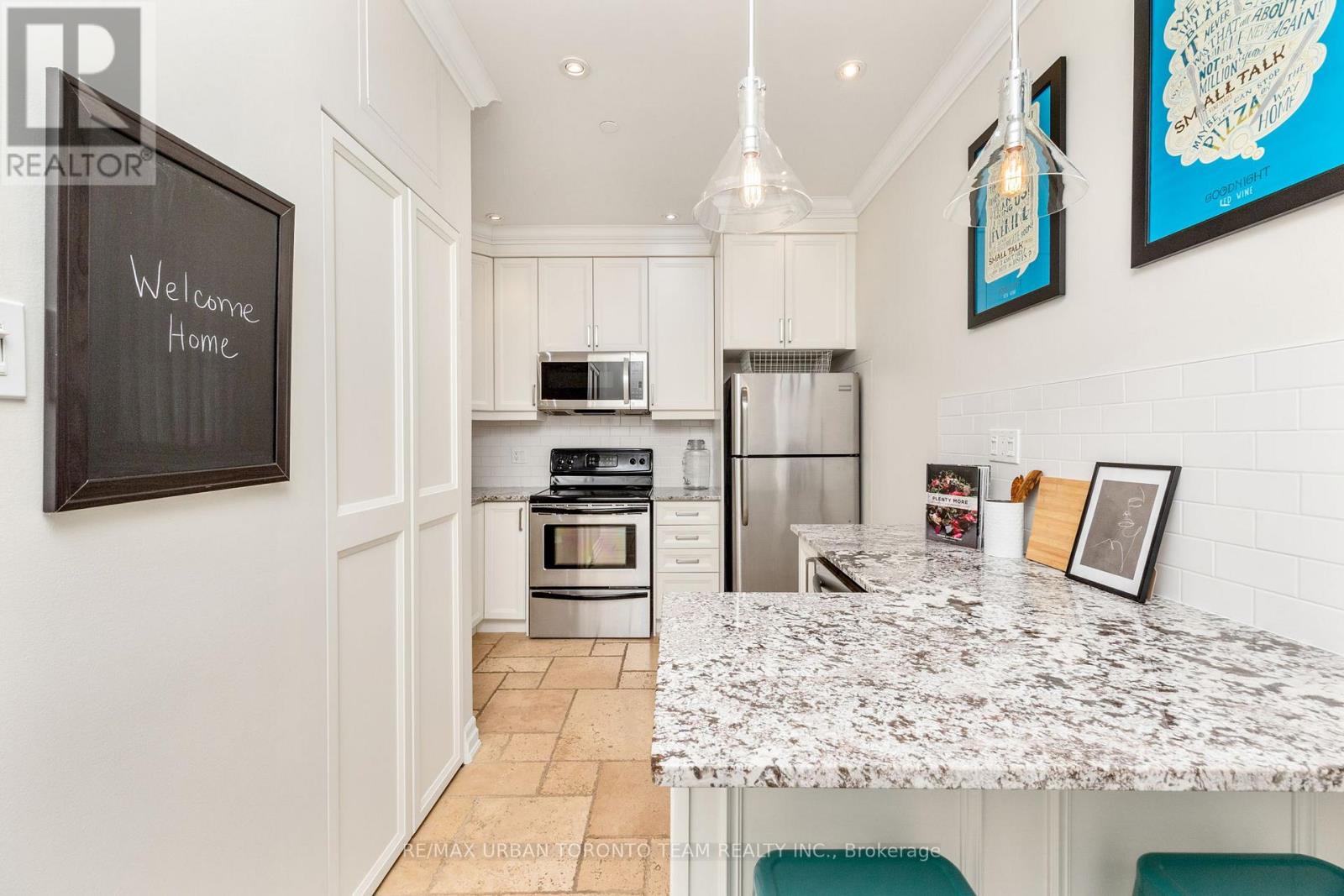 401 - 393 King Street W, Toronto, Ontario  M5V 3G8 - Photo 9 - C12494008