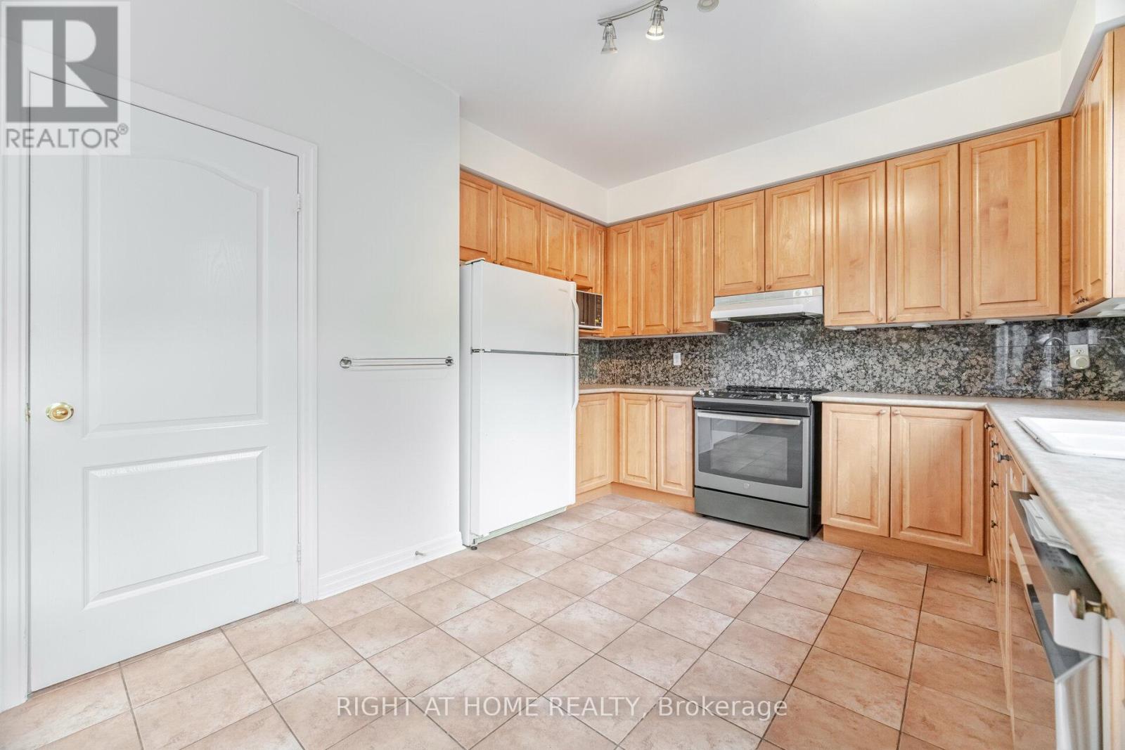 2499 Scotch Pine Drive, Oakville, Ontario  L6M 4C4 - Photo 19 - W12488788