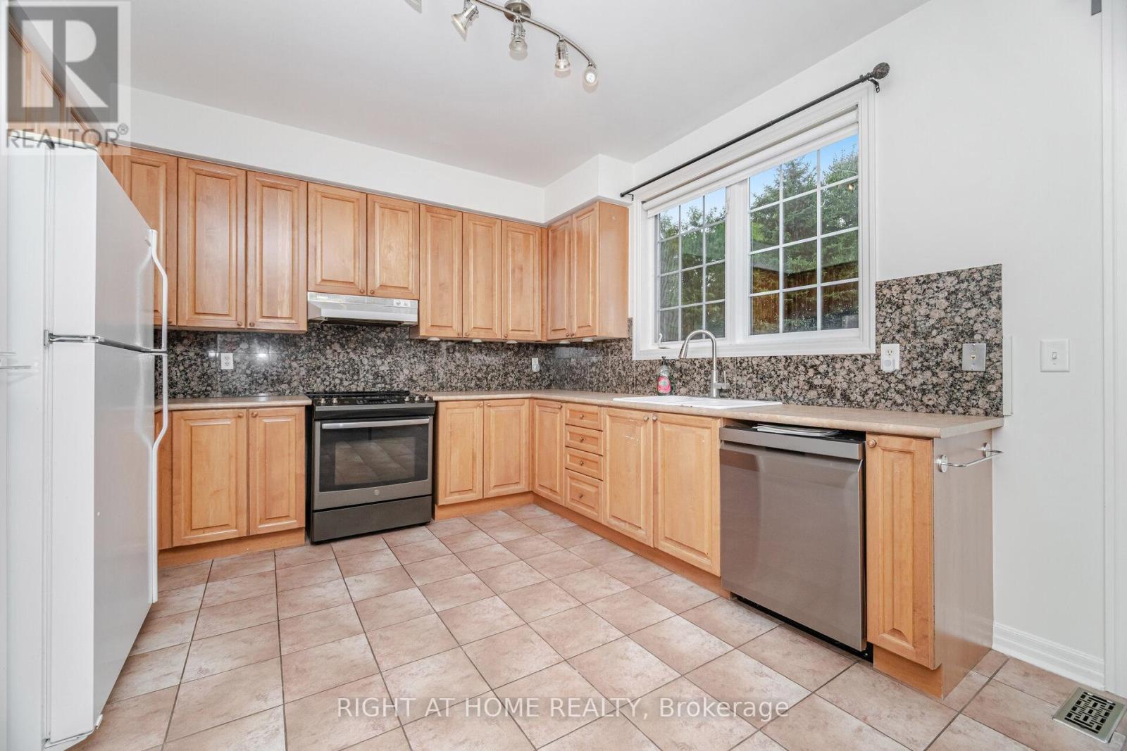 2499 Scotch Pine Drive, Oakville, Ontario  L6M 4C4 - Photo 18 - W12488788