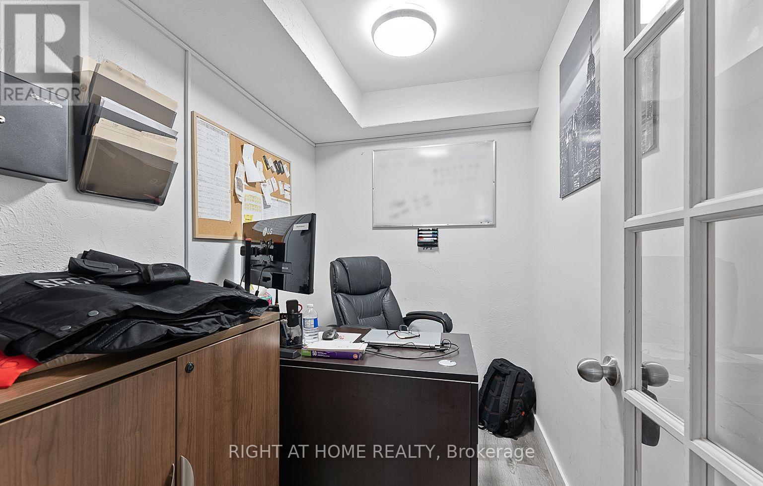 100 - 20 Stavebank Road, Mississauga, Ontario  L5G 2T4 - Photo 10 - W12493986