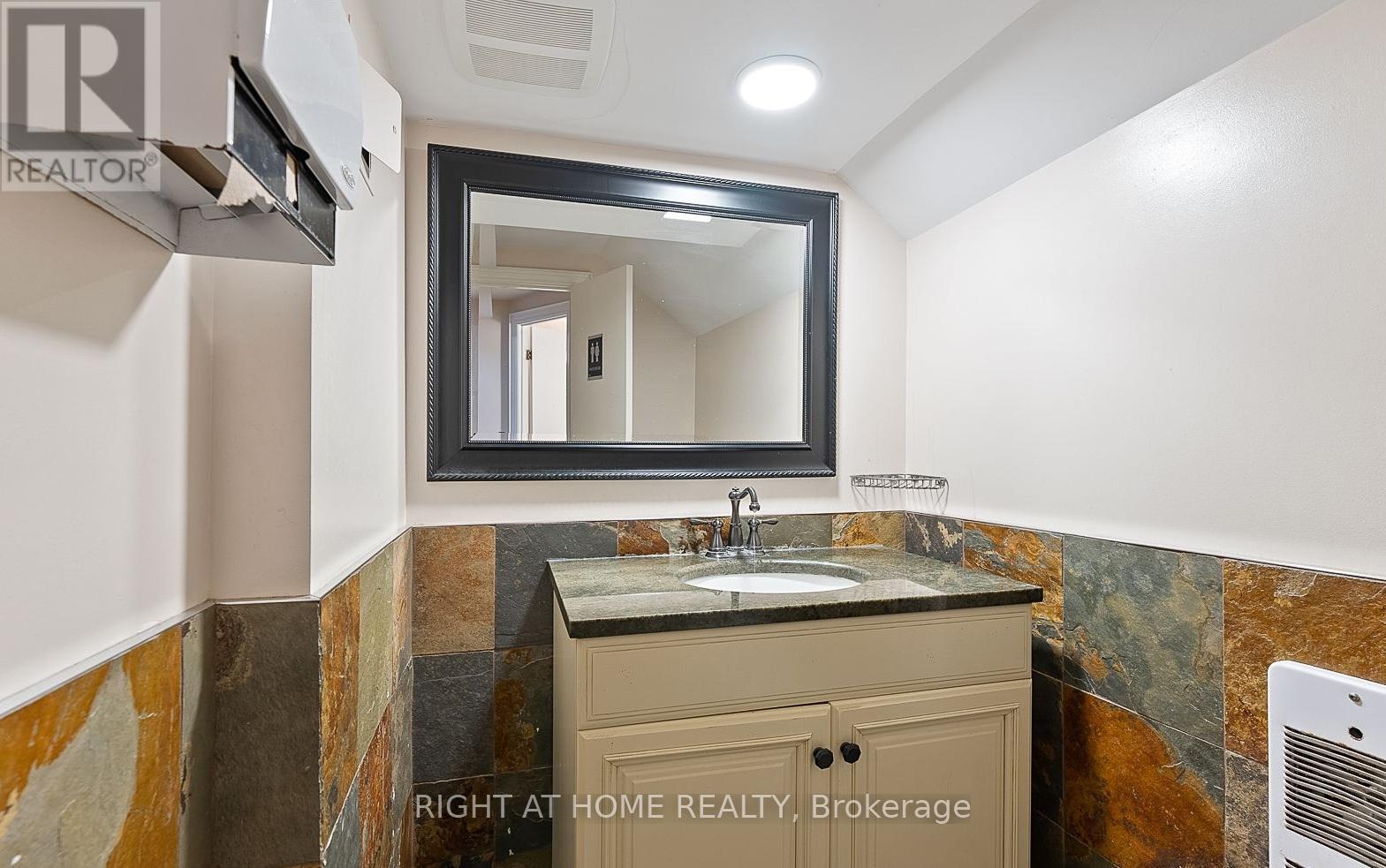 100 - 20 Stavebank Road, Mississauga, Ontario  L5G 2T4 - Photo 4 - W12493986