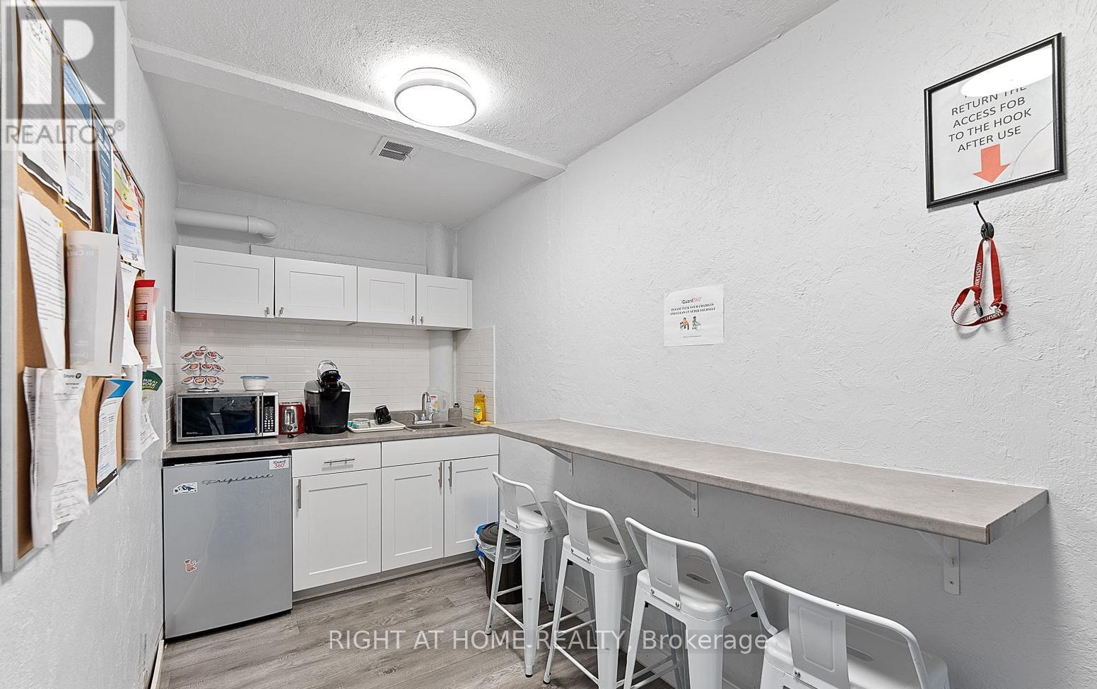 100 - 20 Stavebank Road, Mississauga, Ontario  L5G 2T4 - Photo 6 - W12493986