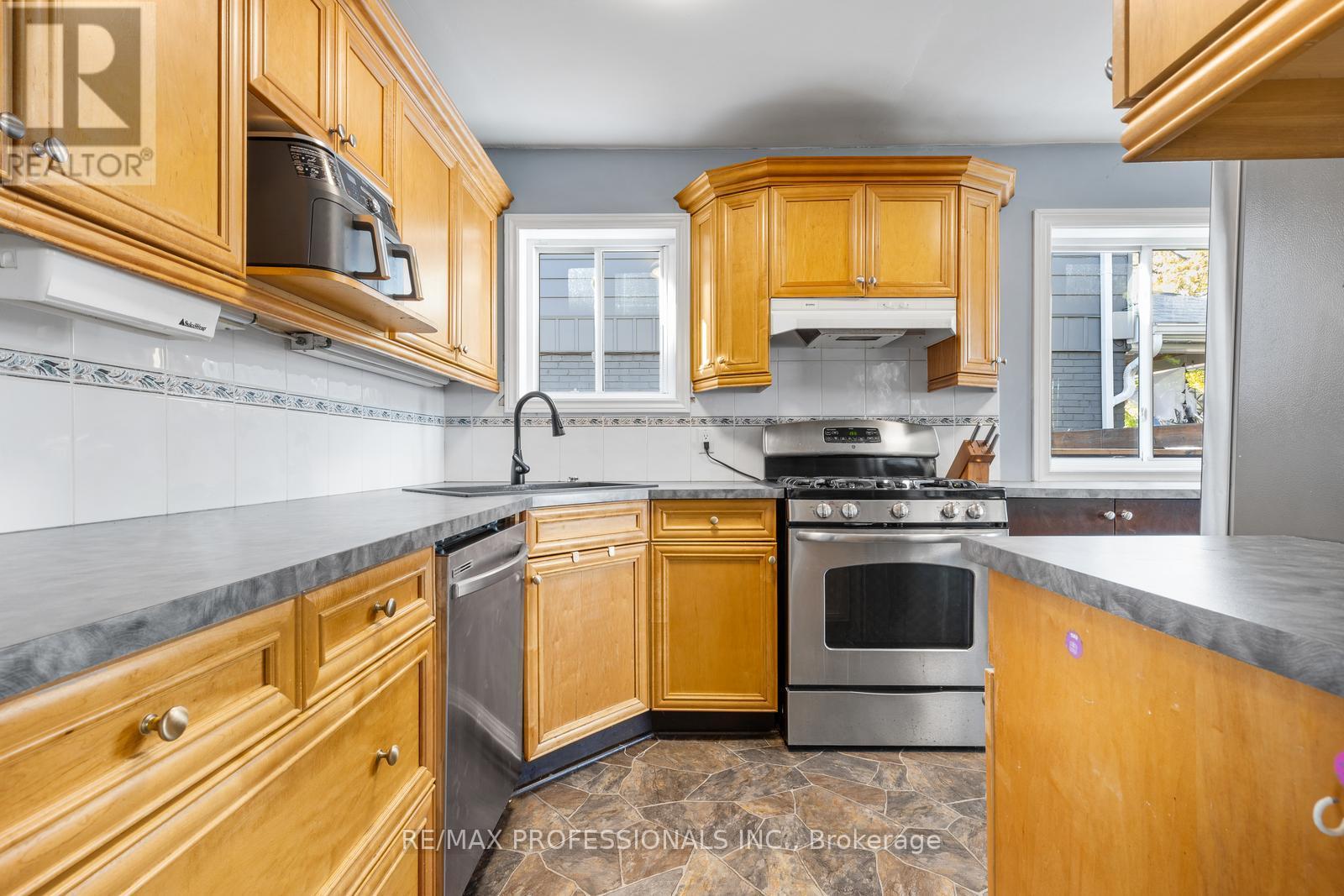 19 Mitcham Drive, Toronto, Ontario  M8W 2J6 - Photo 11 - W12493998