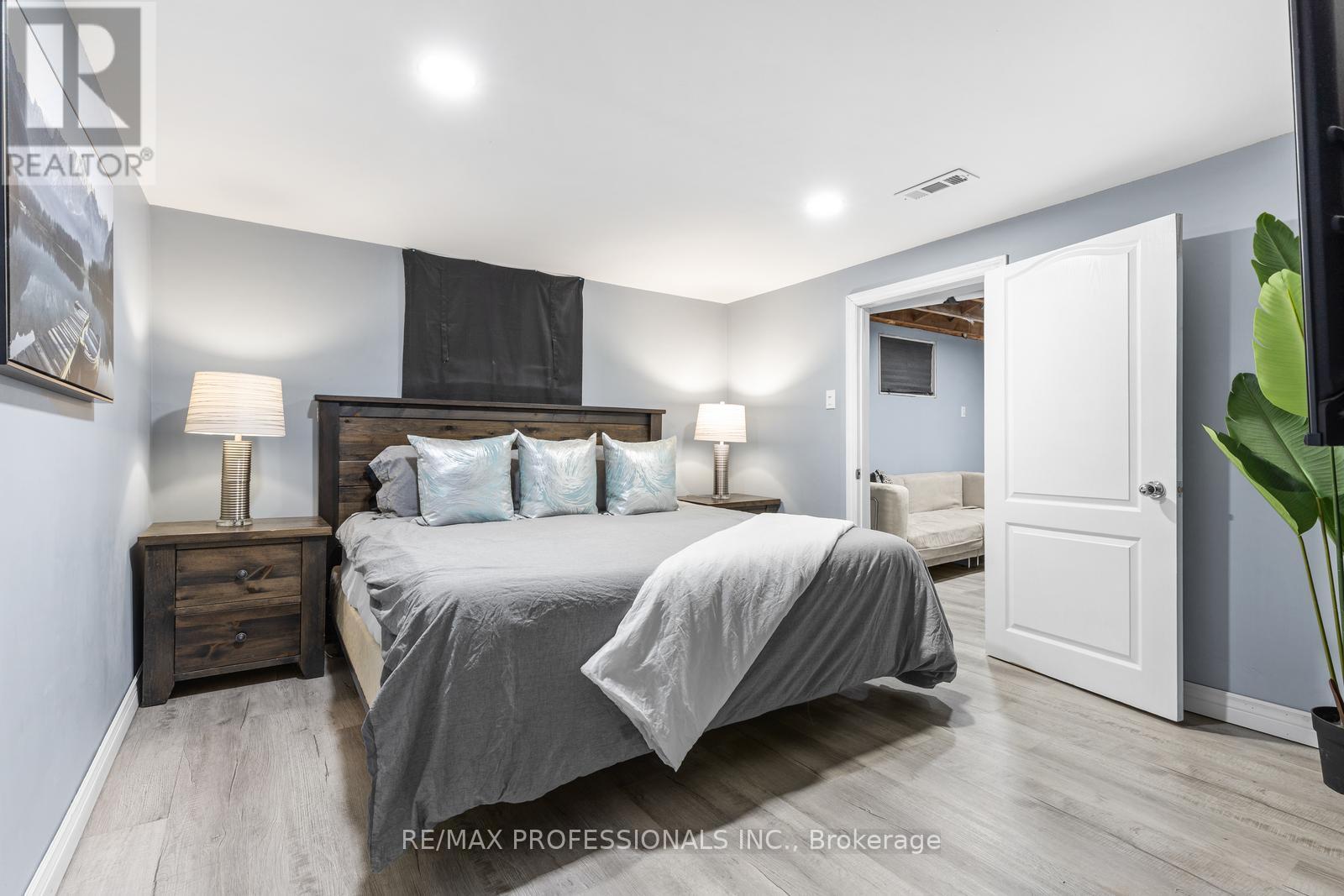 19 Mitcham Drive, Toronto, Ontario  M8W 2J6 - Photo 22 - W12493998