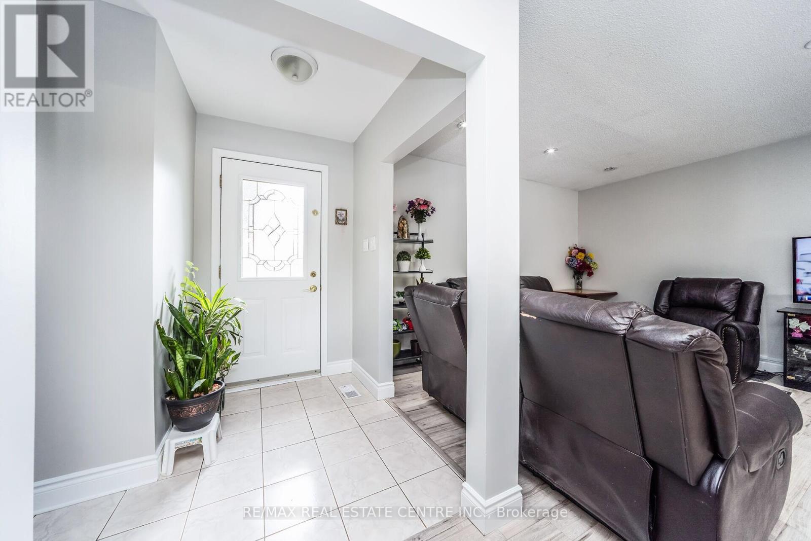 9 Watson Crescent, Brampton, Ontario  L6W 1E5 - Photo 11 - W12494004