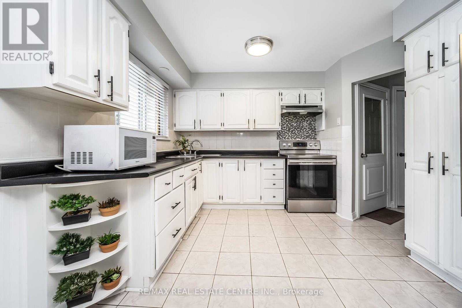 9 Watson Crescent, Brampton, Ontario  L6W 1E5 - Photo 14 - W12494004