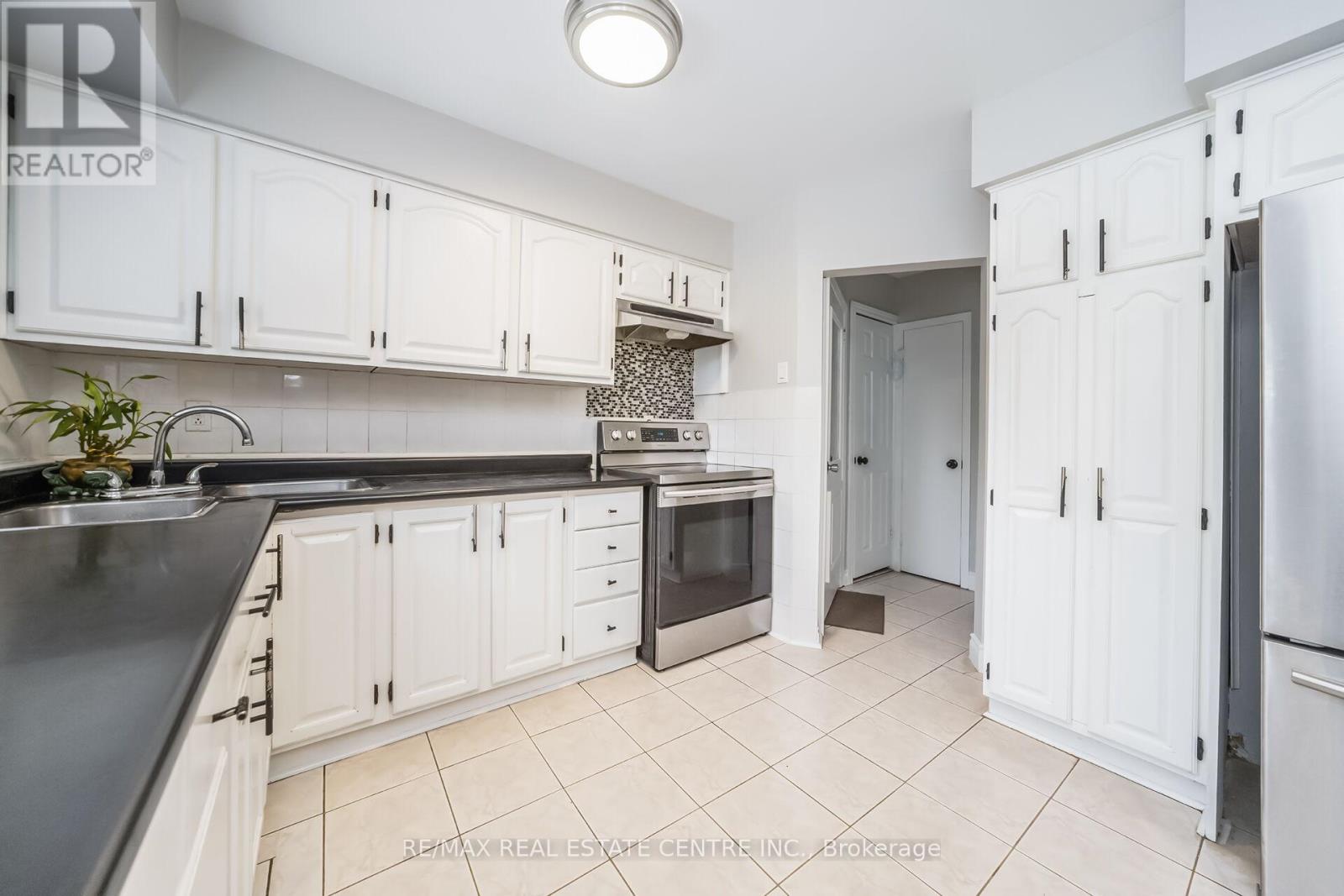 9 Watson Crescent, Brampton, Ontario  L6W 1E5 - Photo 17 - W12494004