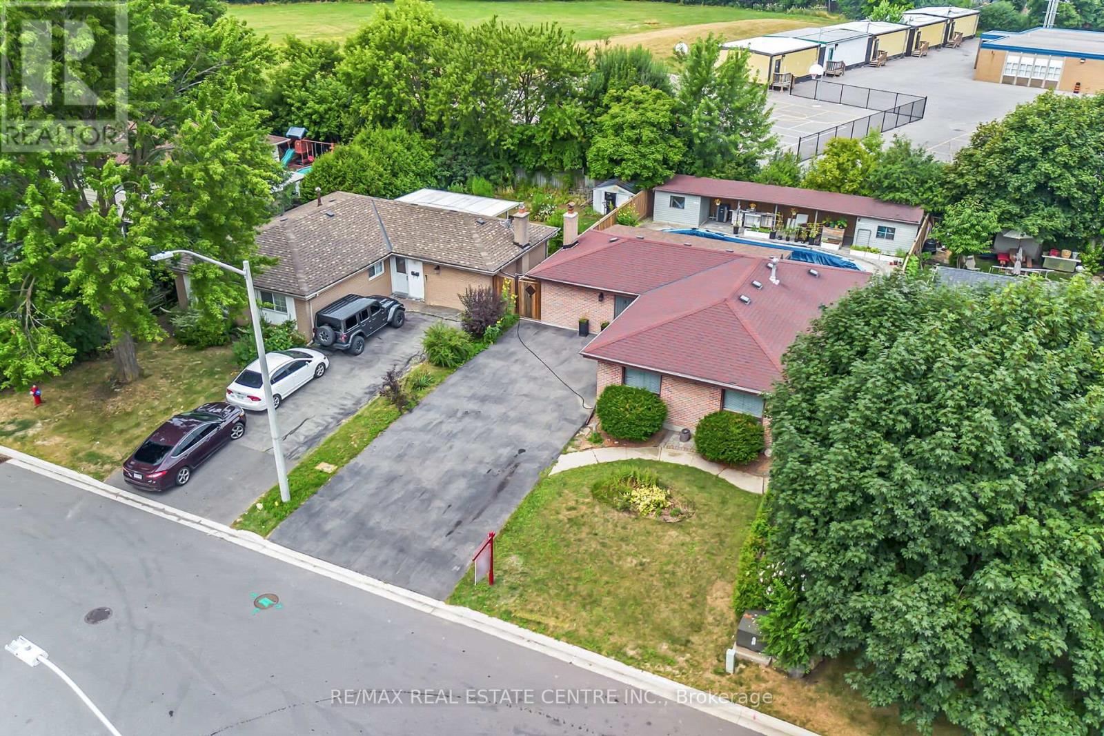 9 Watson Crescent, Brampton, Ontario  L6W 1E5 - Photo 2 - W12494004