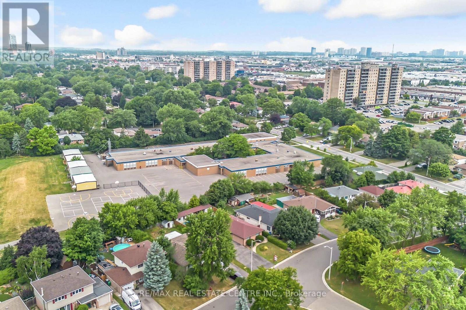 9 Watson Crescent, Brampton, Ontario  L6W 1E5 - Photo 4 - W12494004