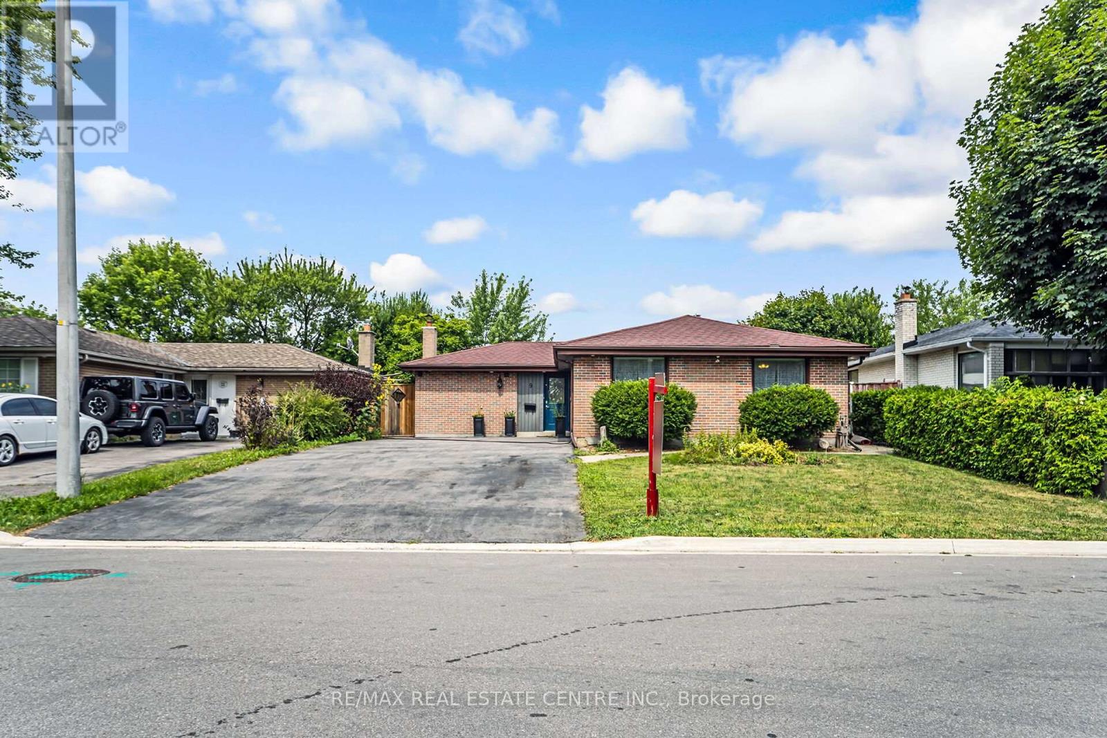 9 Watson Crescent, Brampton, Ontario  L6W 1E5 - Photo 5 - W12494004