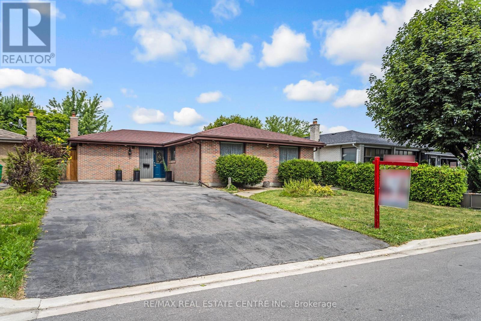 9 Watson Crescent, Brampton, Ontario  L6W 1E5 - Photo 6 - W12494004