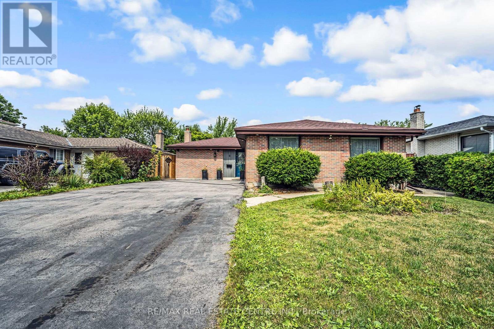 9 Watson Crescent, Brampton, Ontario  L6W 1E5 - Photo 7 - W12494004