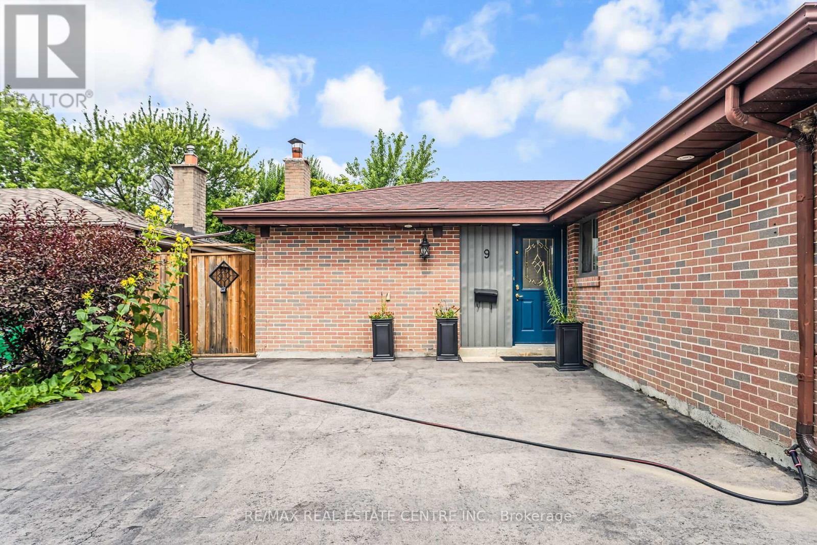 9 Watson Crescent, Brampton, Ontario  L6W 1E5 - Photo 8 - W12494004