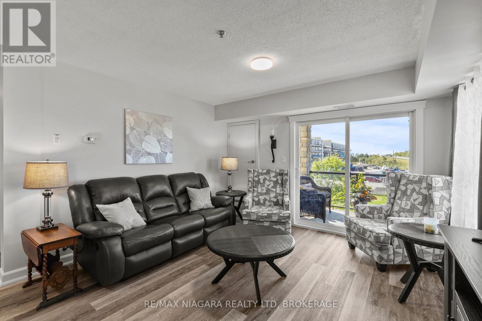 1304 - 330 Prince Charles Drive, Welland, Ontario  L3C 7B3 - Photo 9 - X12494066