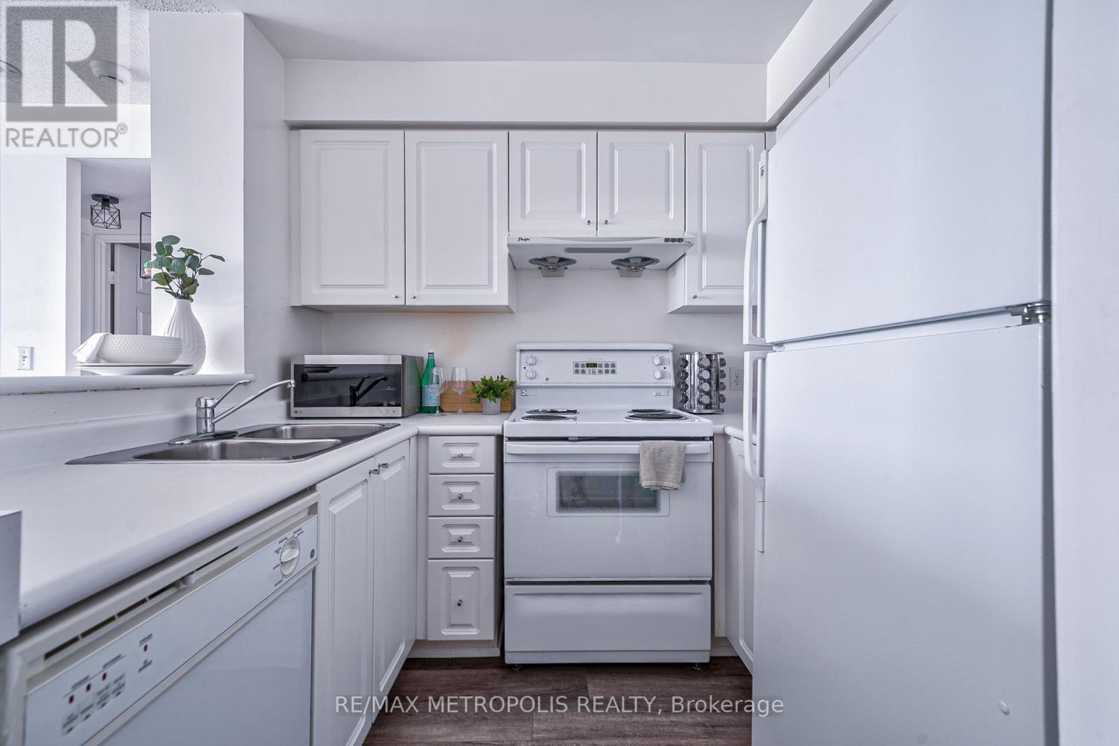 Ph109 - 11 Lee Centre Drive, Toronto, Ontario  M1H 3J5 - Photo 4 - E12494068