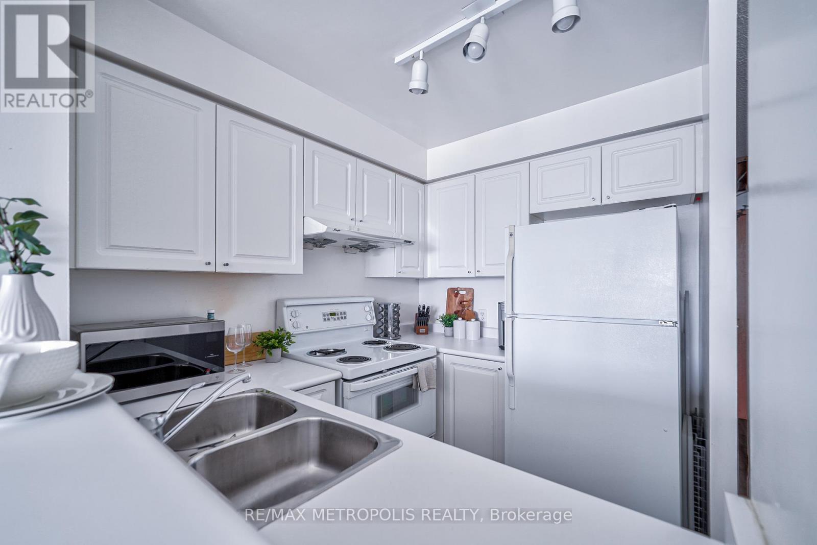Ph109 - 11 Lee Centre Drive, Toronto, Ontario  M1H 3J5 - Photo 6 - E12494068