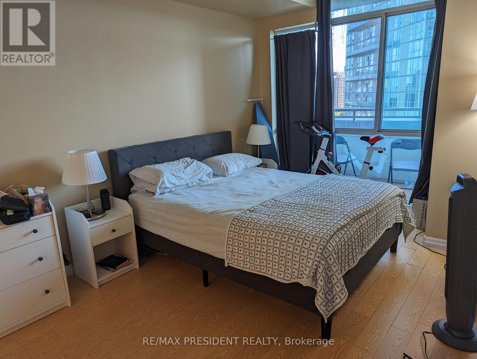 1105 - 3939 Duke Of York Boulevard, Mississauga, Ontario  L5B 4N2 - Photo 5 - W12494016