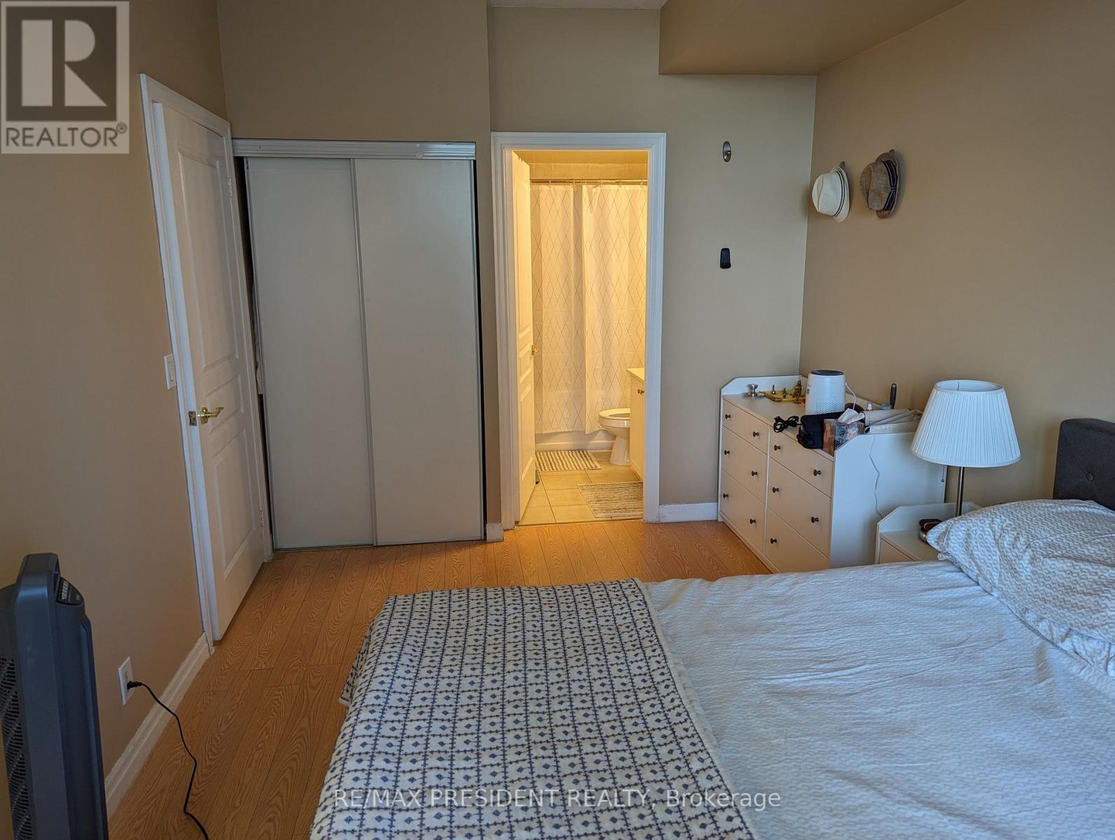 1105 - 3939 Duke Of York Boulevard, Mississauga, Ontario  L5B 4N2 - Photo 6 - W12494016