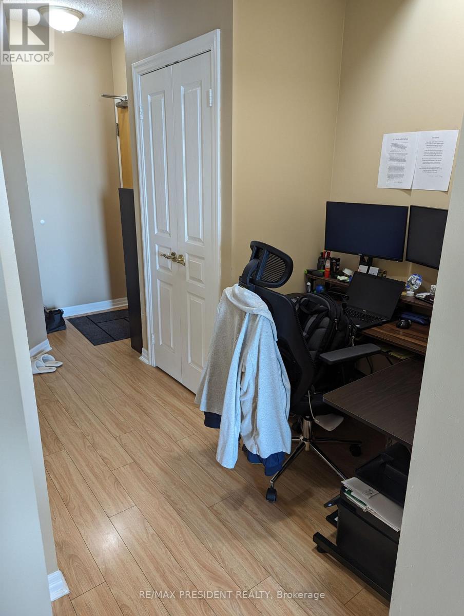 1105 - 3939 Duke Of York Boulevard, Mississauga, Ontario  L5B 4N2 - Photo 8 - W12494016