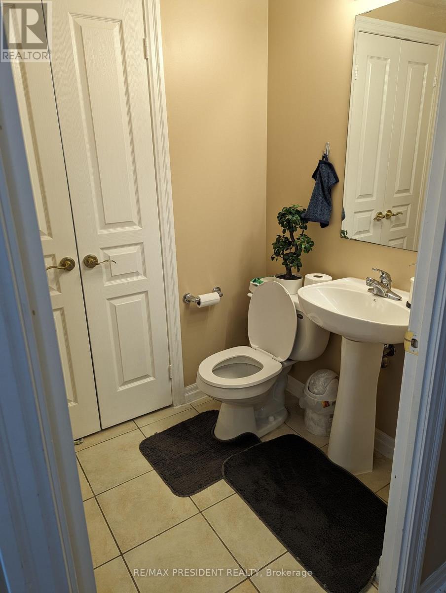 1105 - 3939 Duke Of York Boulevard, Mississauga, Ontario  L5B 4N2 - Photo 9 - W12494016