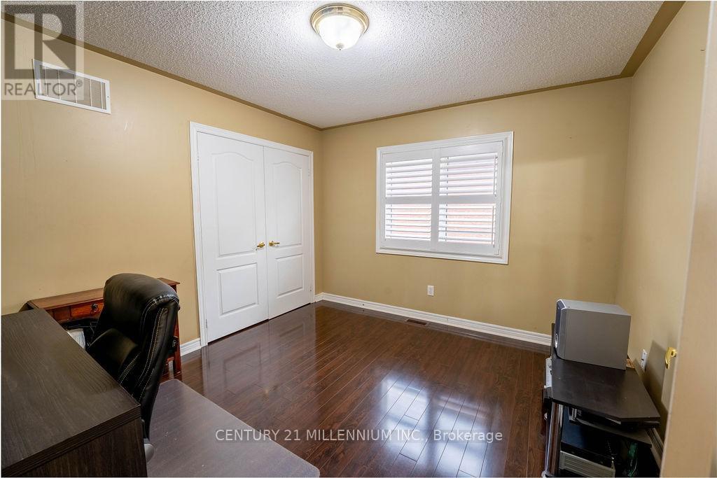 64 Executive Court, Brampton, Ontario  L6R 0L5 - Photo 18 - W12494036