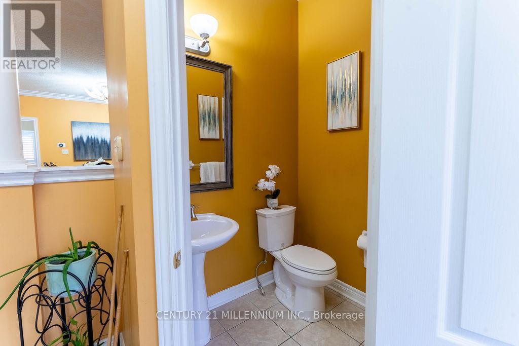 64 Executive Court, Brampton, Ontario  L6R 0L5 - Photo 5 - W12494036