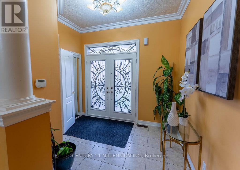 64 Executive Court, Brampton, Ontario  L6R 0L5 - Photo 6 - W12494036