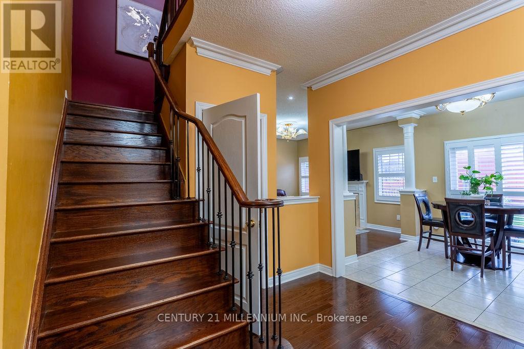 64 Executive Court, Brampton, Ontario  L6R 0L5 - Photo 8 - W12494036