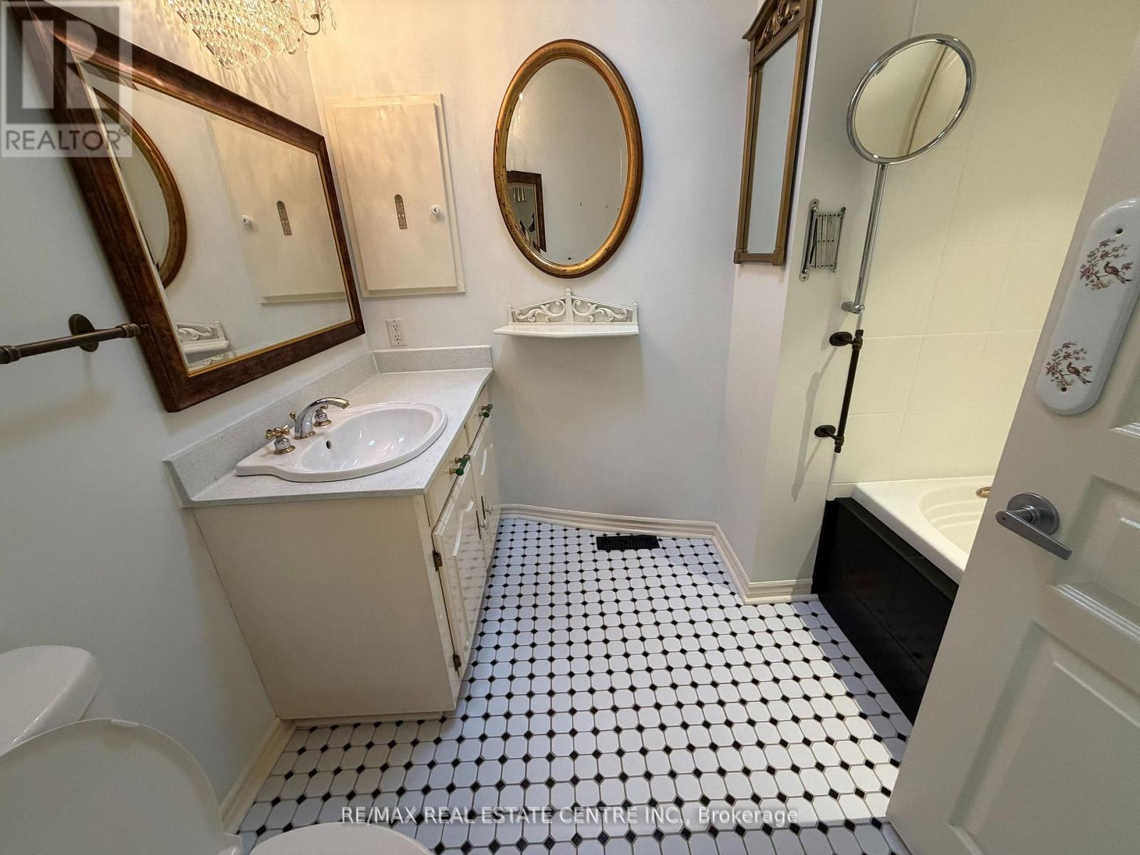 117 Watson Avenue, Oakville, Ontario  L6J 3T5 - Photo 15 - W12494046