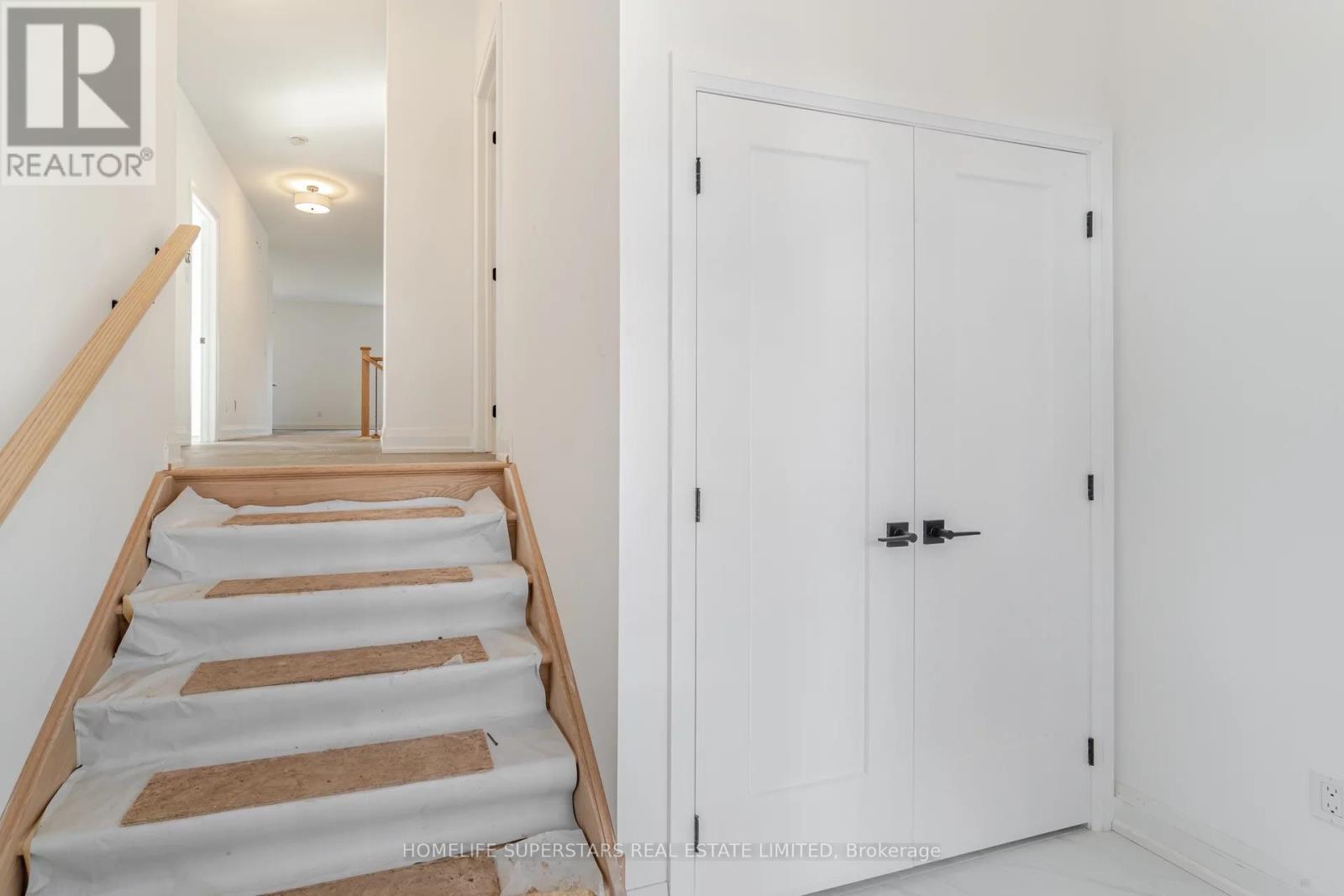 8 Santa Barbra Lane, Halton Hills, Ontario  L7G 0P7 - Photo 6 - W12494054