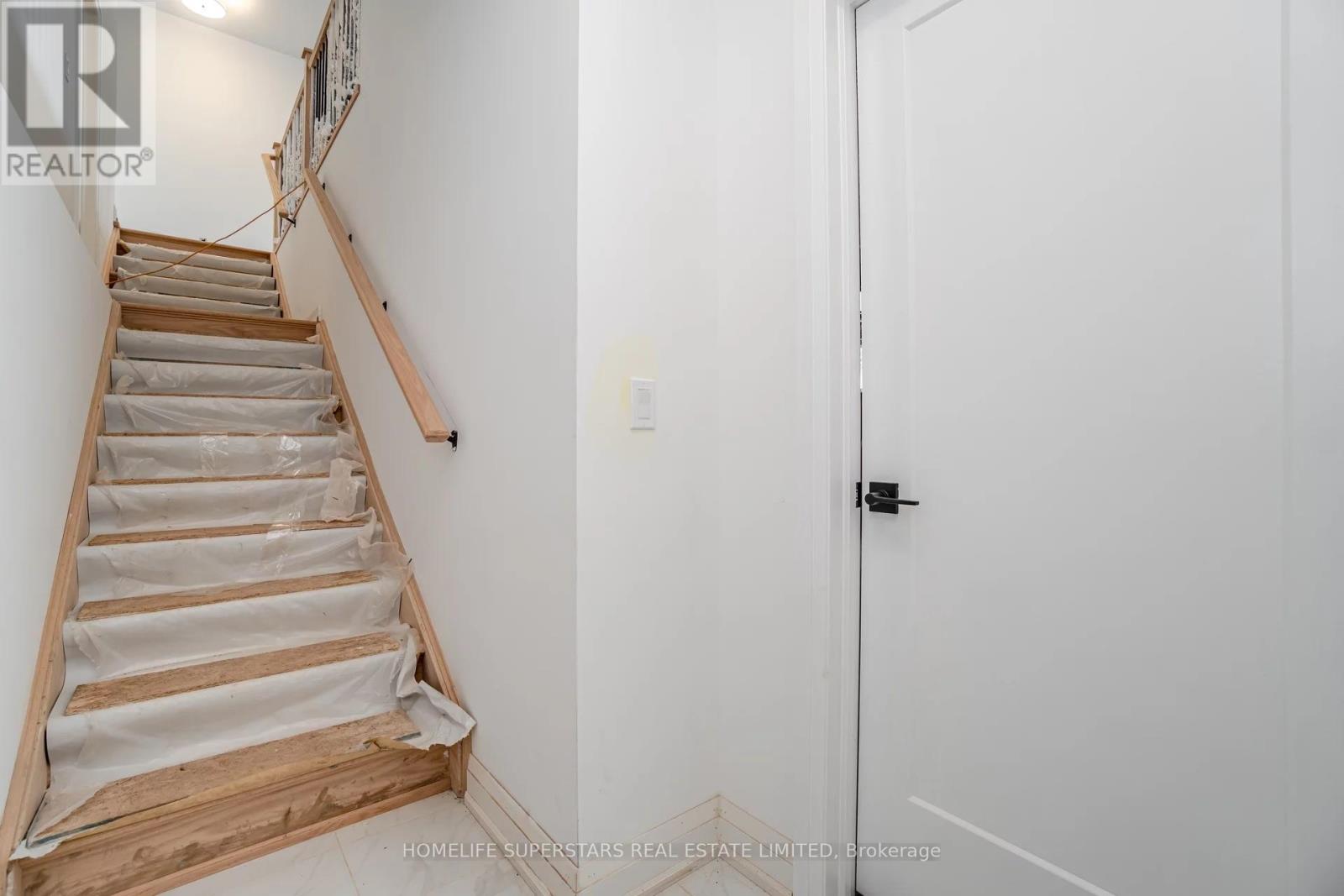 8 Santa Barbra Lane, Halton Hills, Ontario  L7G 0P7 - Photo 7 - W12494054