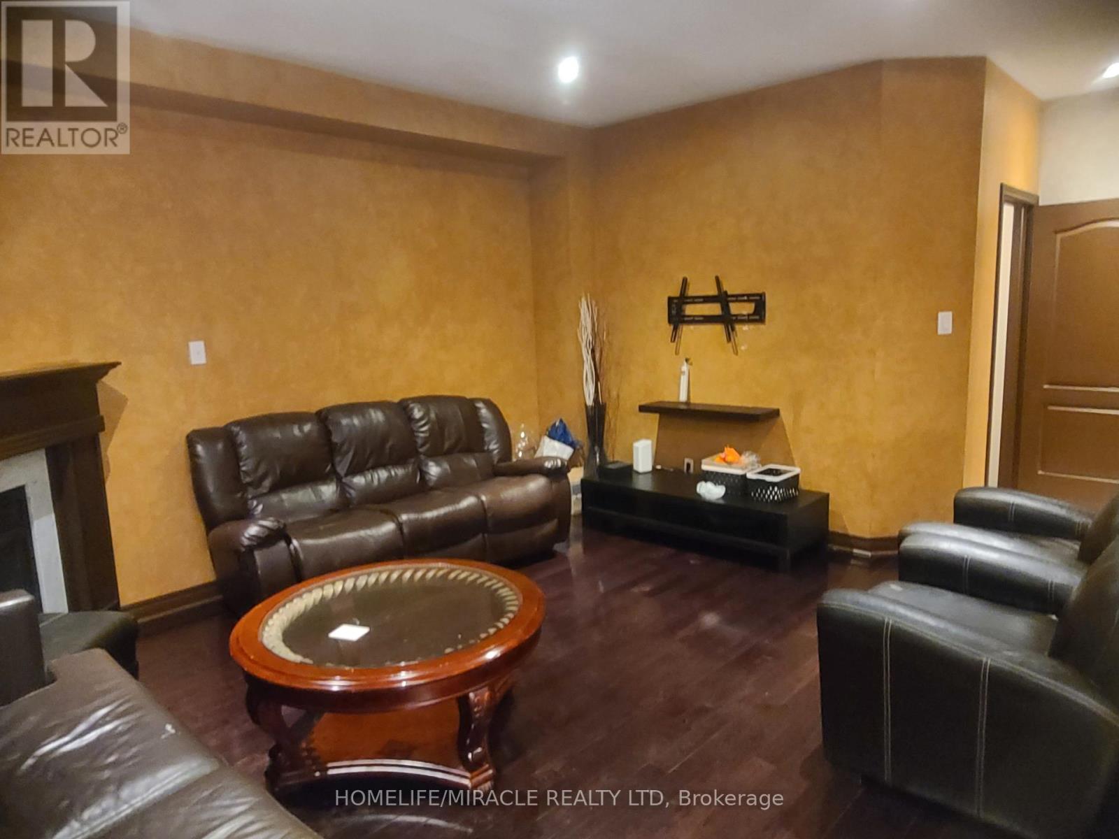 3120 Velmar Drive, Mississauga, Ontario  L5M 6V8 - Photo 2 - W12494100