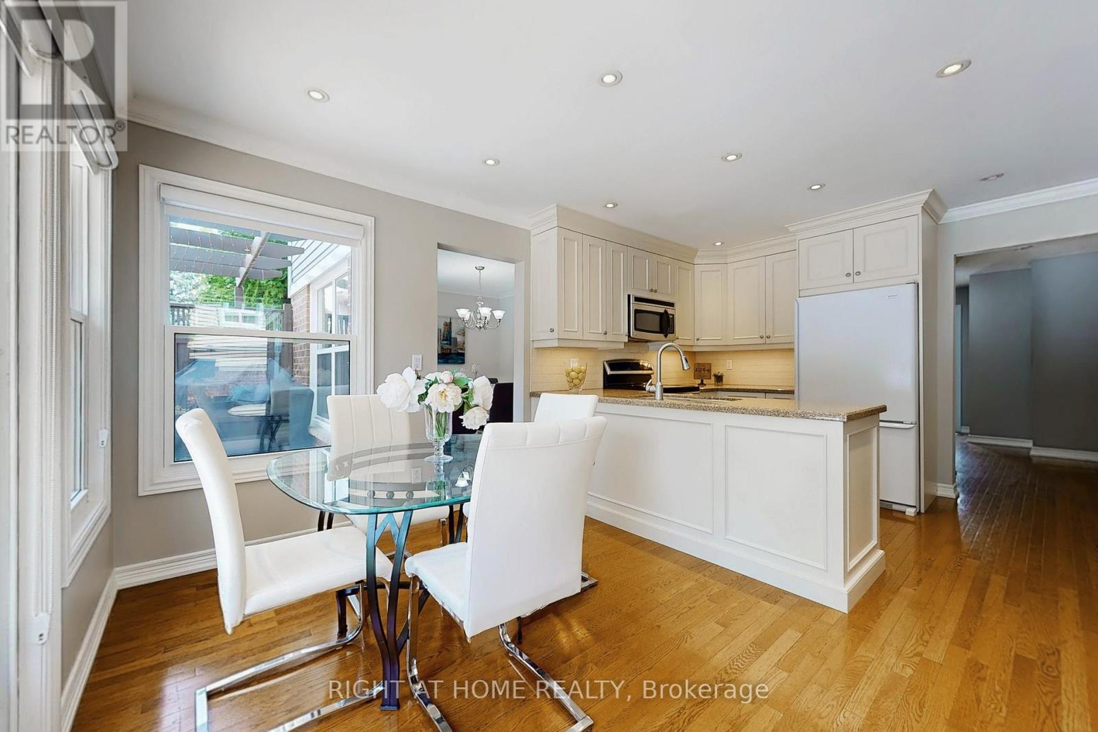 363 Crossland Gate, Newmarket, Ontario  L3X 1B5 - Photo 11 - N12494122