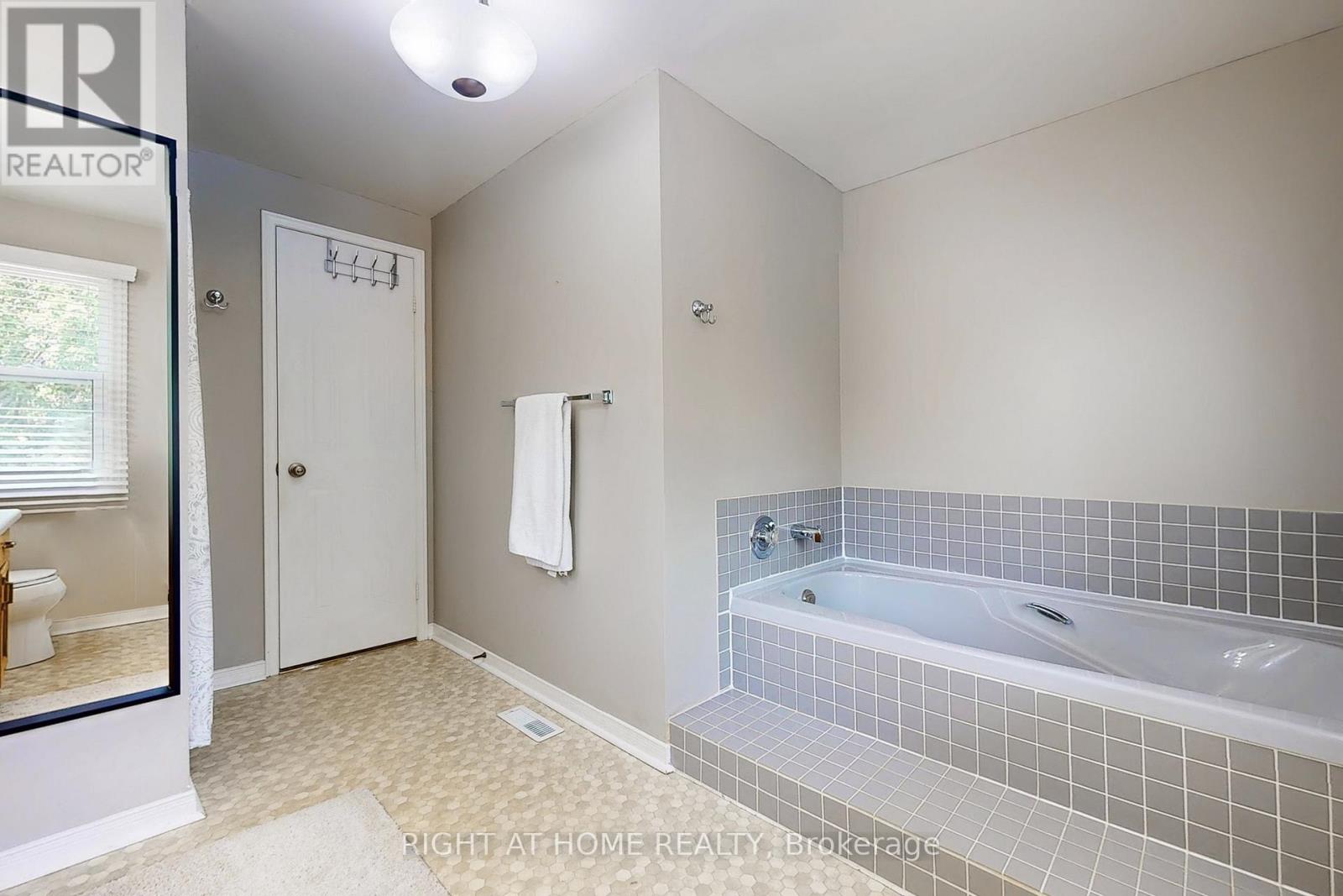 363 Crossland Gate, Newmarket, Ontario  L3X 1B5 - Photo 19 - N12494122