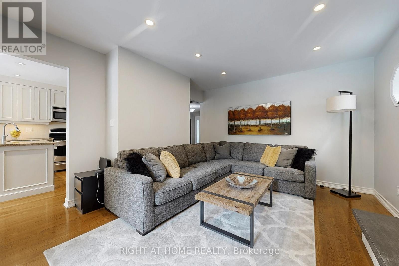 363 Crossland Gate, Newmarket, Ontario  L3X 1B5 - Photo 6 - N12494122