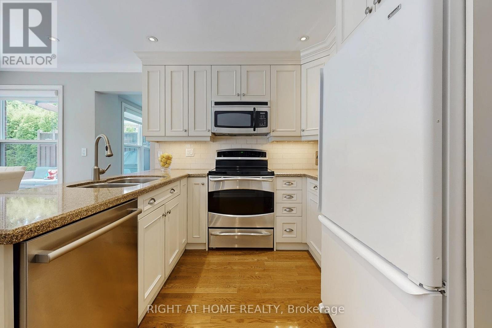 363 Crossland Gate, Newmarket, Ontario  L3X 1B5 - Photo 8 - N12494122