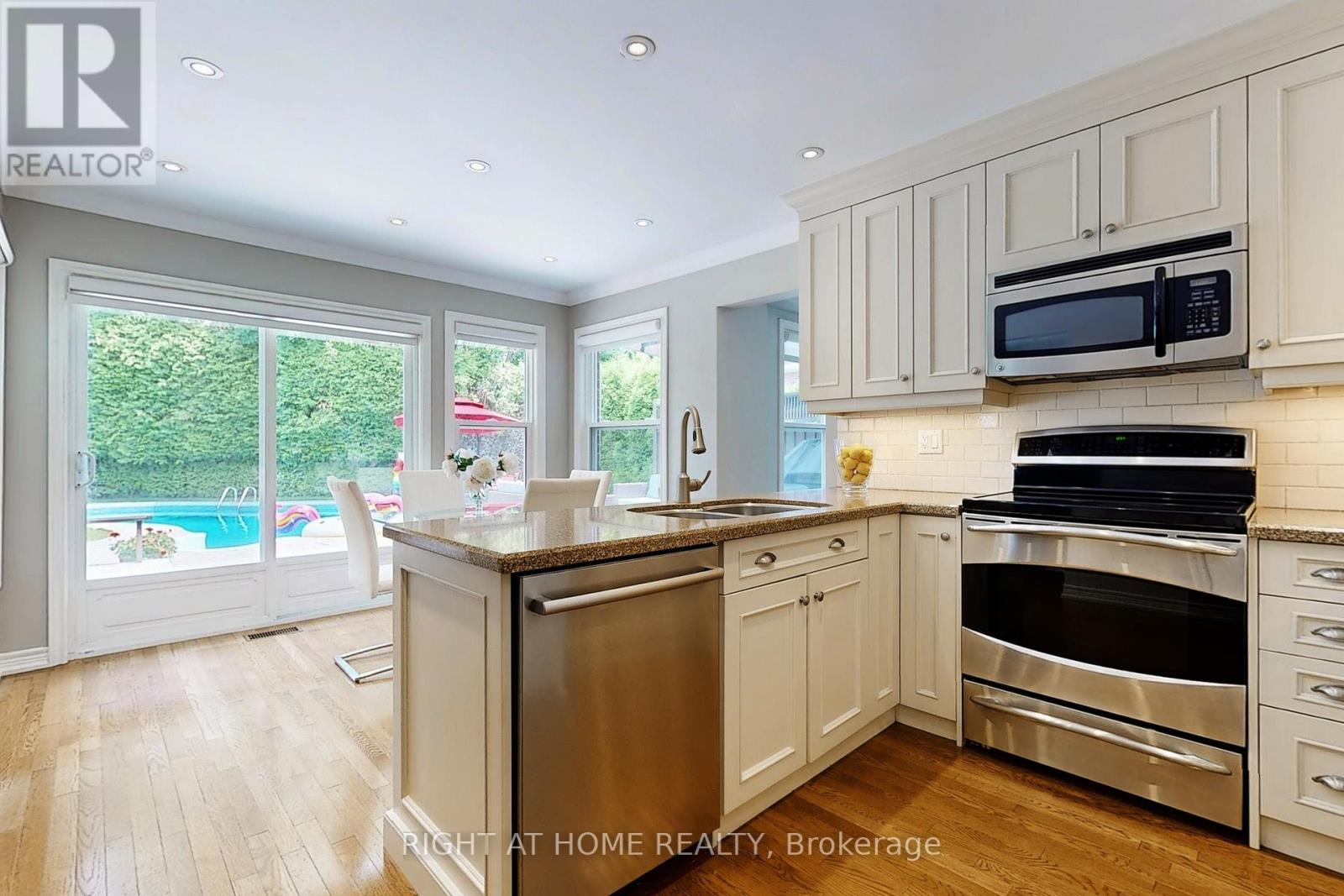 363 Crossland Gate, Newmarket, Ontario  L3X 1B5 - Photo 9 - N12494122