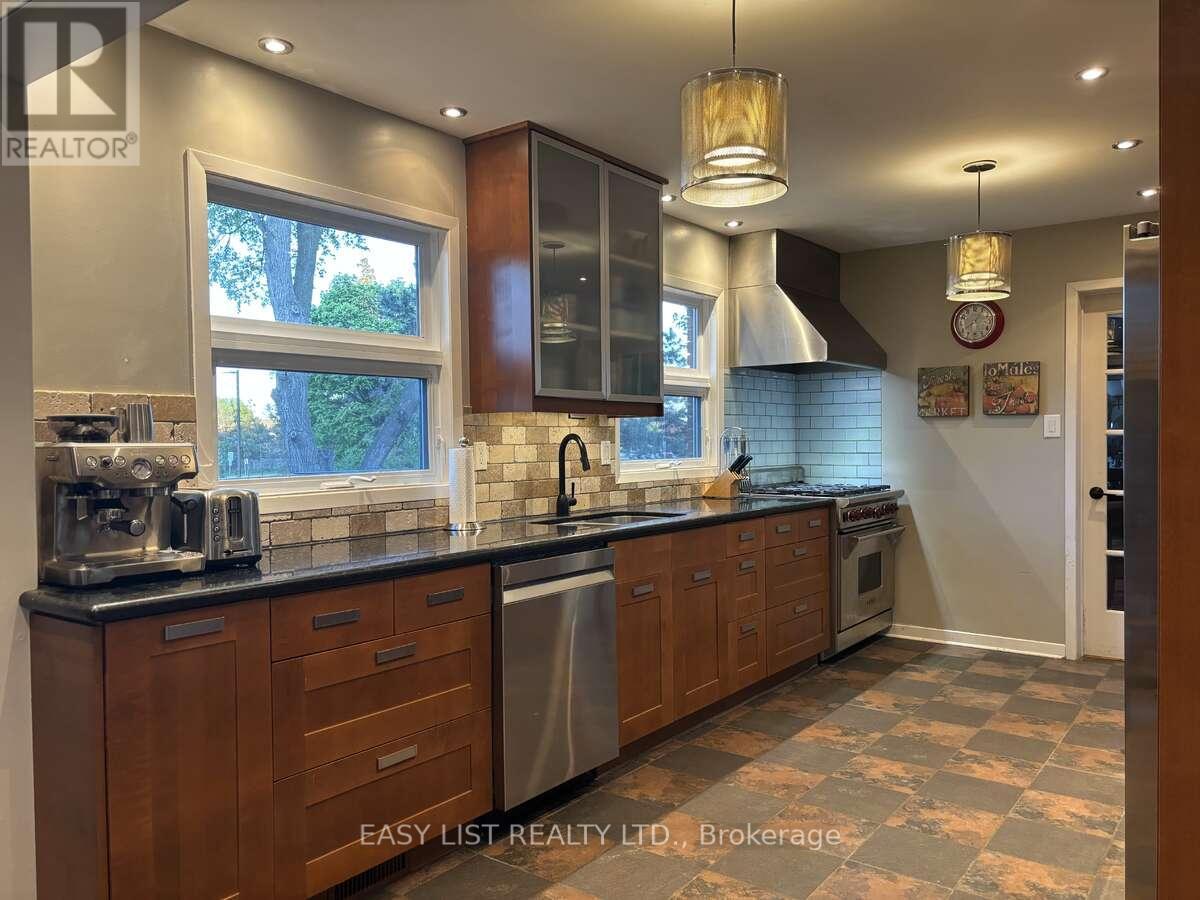 6942 Barrisdale Drive, Mississauga, Ontario  L5N 2H4 - Photo 10 - W12494118