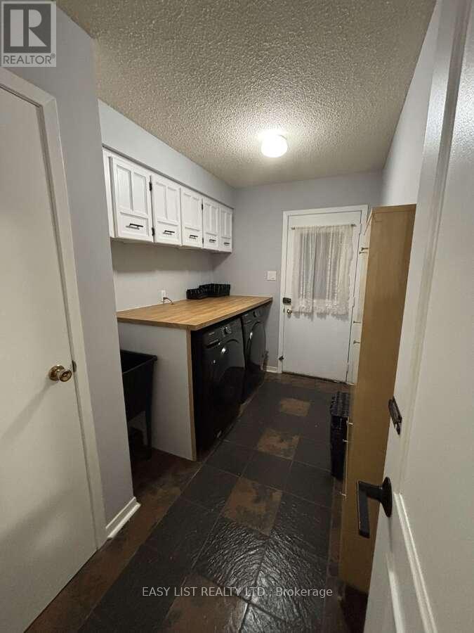 6942 Barrisdale Drive, Mississauga, Ontario  L5N 2H4 - Photo 15 - W12494118