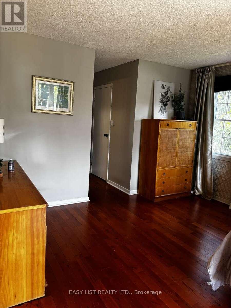 6942 Barrisdale Drive, Mississauga, Ontario  L5N 2H4 - Photo 16 - W12494118