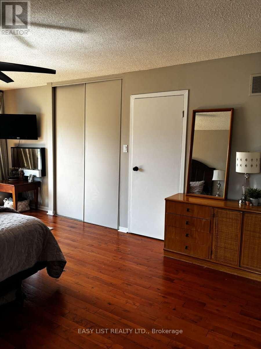 6942 Barrisdale Drive, Mississauga, Ontario  L5N 2H4 - Photo 18 - W12494118