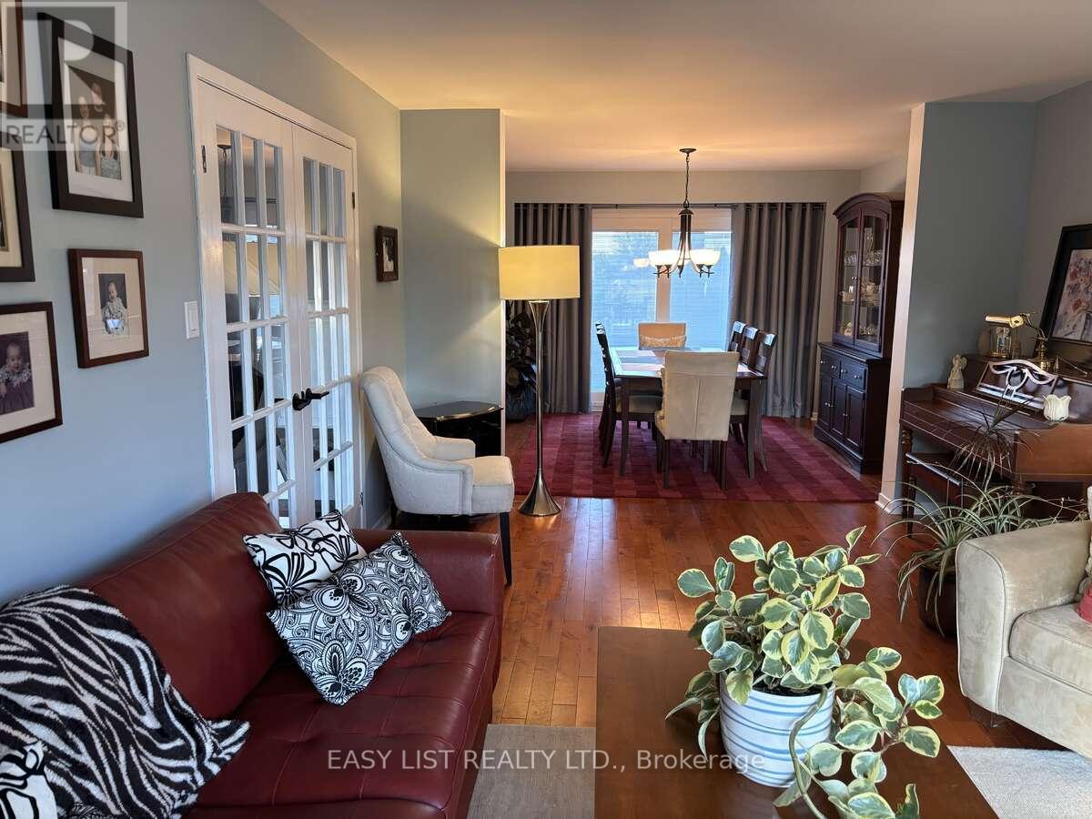 6942 Barrisdale Drive, Mississauga, Ontario  L5N 2H4 - Photo 2 - W12494118