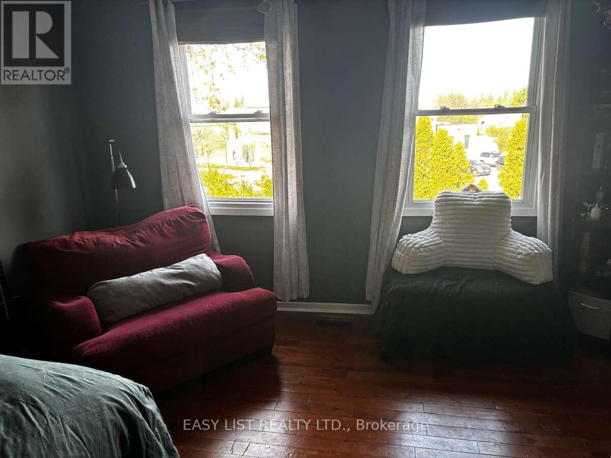 6942 Barrisdale Drive, Mississauga, Ontario  L5N 2H4 - Photo 5 - W12494118